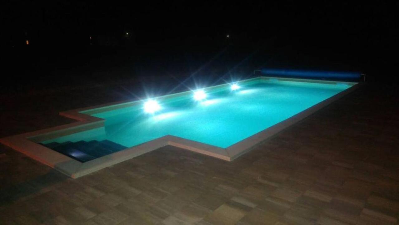 Holiday Home Rizvan City Brusane エクステリア 写真